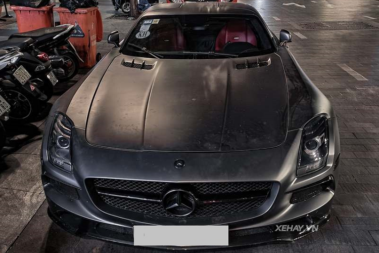 Bên cạnh kiểu dáng ấn tượng điều khiến cái tên Mercedes-AMG SLS gây sự chú ý với người xem chính nằm ở thiết kế cửa xe mở kiểu cánh chim (gullwing) vô cùng độc đáo.