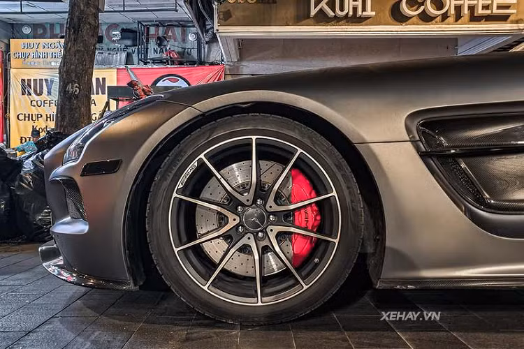 Siêu phẩm Mercedes-AMG SLS vốn được phát triển để kỷ niệm mẫu xe cánh chim huyền thoại thập niên 1950 - mẫu W196S 300 SLR. Mercedes-AMG SLS ra mắt lần đầu hồi năm 2010.