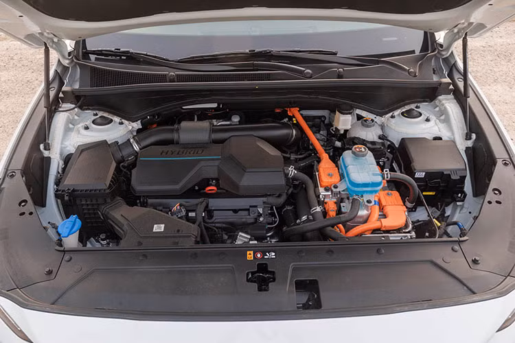 Hyundai SantaFe Hybrid mới được trang bị hệ truyền động bao gồm máy xăng SmartStream 4 xi-lanh, tăng áp, dung tích 1.6L, mô-tơ điện mạnh 60 mã lực, cụm pin lithium-ion 1,49 kWh và hộp số tự động 6 cấp.