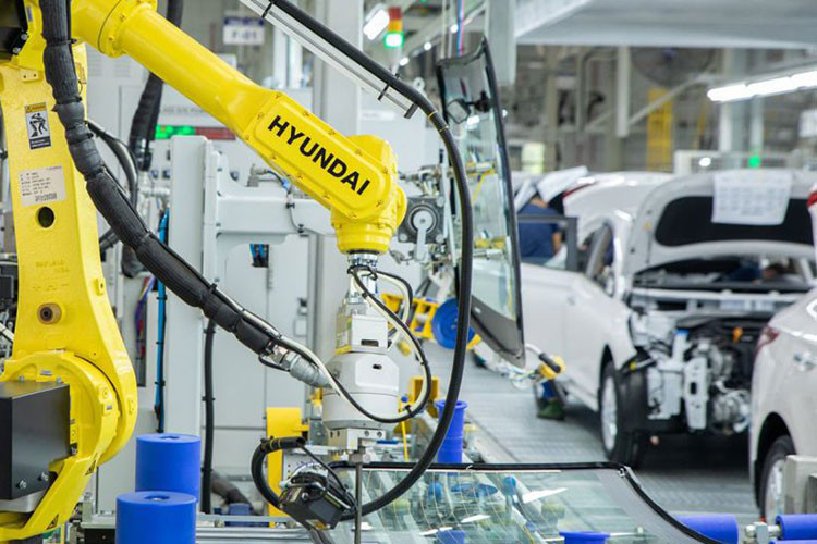 Trước đó, trong sự kiện ra mắt mẫu MPV cỡ nhỏ Kia Carens thế hệ mới, THACO cũng đã trưng bày Kia Sorento phiên bản hybrid HEV. Có vẻ như Hyundai SantaFe Hybrid 2023 mới chính là câu trả lời dành cho Kia Sorento HEV. Hiện chưa có thông tin về Hyundai SantaFe Hybrid lắp ráp tại Việt Nam.