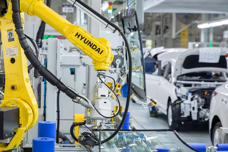 Trước đó, trong sự kiện ra mắt mẫu MPV cỡ nhỏ Kia Carens thế hệ mới, THACO cũng đã trưng bày Kia Sorento phiên bản hybrid HEV. Có vẻ như Hyundai SantaFe Hybrid 2023 mới chính là câu trả lời dành cho Kia Sorento HEV. Hiện chưa có thông tin về Hyundai SantaFe Hybrid lắp ráp tại Việt Nam.