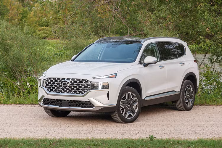 Tuy nhiên, chúng ta có thể tham khảo thông tin về mẫu xe này thông qua Hyundai SantaFe Hybrid dành cho thị trường nội địa Hàn Quốc. Ra mắt thị trường nội địa vào hồi tháng 7 năm ngoái, SantaFe bản Hybrid gây sự chú ý và quan tâm lớn của người tiêu dùng - đặc biệt là Việt Nam.