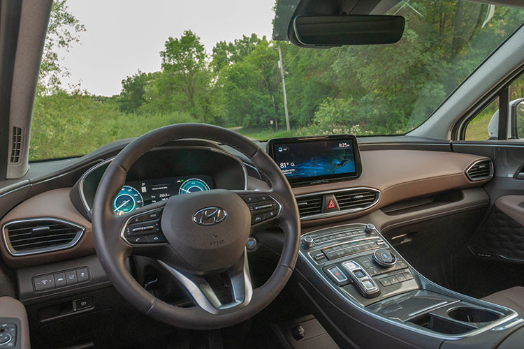 Trong khi đó, màn hình hiển thị thông tin kính lái HUD là trang bị tùy chọn của bản Exclusive. Tiếp đến là bản Prestige, có thêm những trang bị như hệ thống tránh va chạm phía sau và hệ thống hỗ trợ tránh va chạm với phương tiện cắt ngang khi lùi.