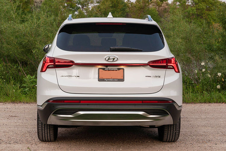 Ở thị trường Hàn Quốc, Hyundai SantaFe Hybrid có 3 bản trang bị là Exclusive, Prestige và Calligraphy. Ngoài ra, xe còn có 2 cấu hình nội thất là 5 chỗ và 7 chỗ.