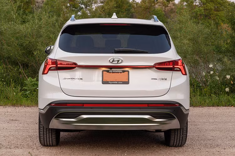 Ở thị trường Hàn Quốc, Hyundai SantaFe Hybrid có 3 bản trang bị là Exclusive, Prestige và Calligraphy. Ngoài ra, xe còn có 2 cấu hình nội thất là 5 chỗ và 7 chỗ.