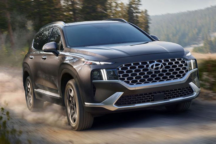 Hyundai SantaFe đang là mẫu xe bán chạy nhất phân khúc SUV/Crossover 7 chỗ tầm giá 1-1,5 tỷ đồng với doanh số 8.768 xe tính đến hết tháng 10/2022. Xe có ưu thế về thiết kế, trang bị, công nghệ... và được khá nhiều khách hàng Việt Nam tin dùng.