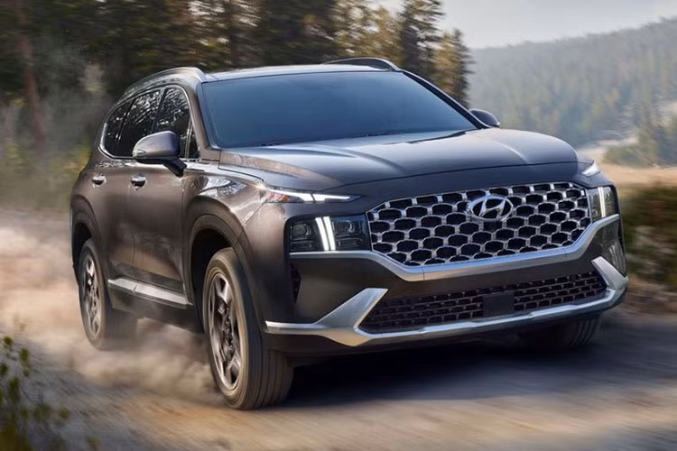 Hyundai SantaFe đang là mẫu xe bán chạy nhất phân khúc SUV/Crossover 7 chỗ tầm giá 1-1,5 tỷ đồng với doanh số 8.768 xe tính đến hết tháng 10/2022. Xe có ưu thế về thiết kế, trang bị, công nghệ... và được khá nhiều khách hàng Việt Nam tin dùng.