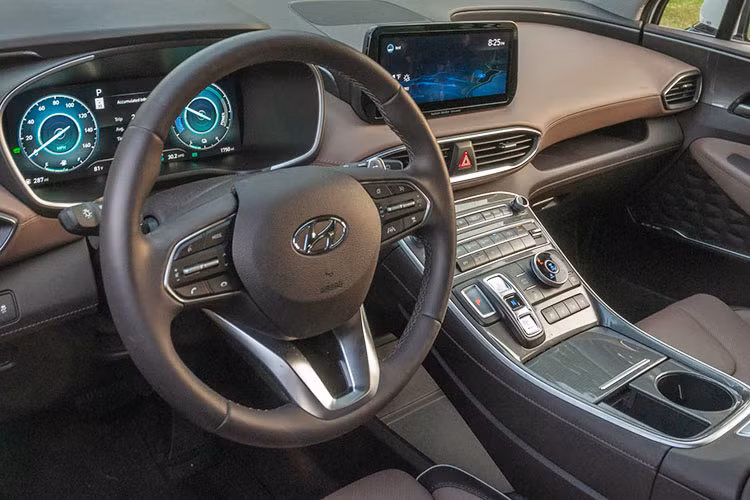 Cao cấp nhất là bản Calligraphy với những trang bị riêng như vành hợp kim 19 inch, lưới tản nhiệt, tấm ốp bảo vệ gầm đằng sau và nẹp bao quanh thân xe. Thêm vào đó là sạc điện thoại thông minh không dây, bộ biến tần 220 V, ứng dụng trên điện thoại thông minh thay cho chìa khóa, camera 360 độ và gương chiếu hậu kỹ thuật số tiêu chuẩn.