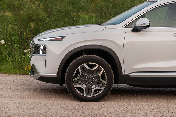 Với bản Exclusive thấp nhất, Hyundai SantaFe Hybrid ở thị trường Hàn Quốc có những trang bị đáng chú ý như cửa cốp chỉnh điện thông minh, cần gạt nước tự động, kính lái chắn tia UV và màn hình cảm ứng trung tâm 10,25 inch, tích hợp hệ thống định vị. 