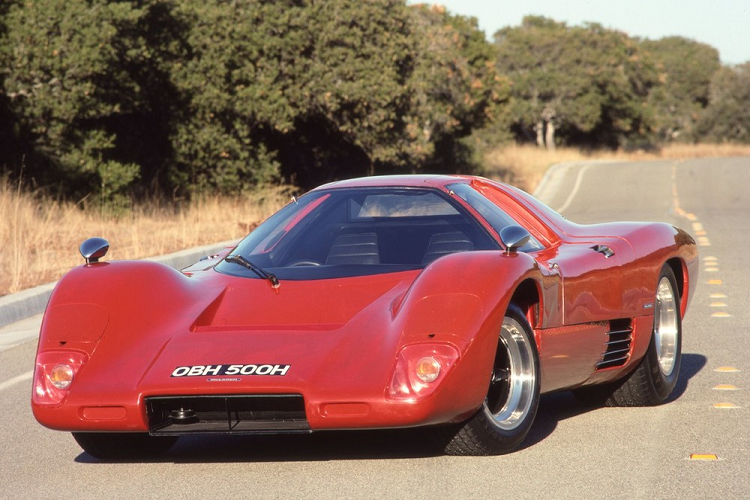 Nhiều người mê xe nghĩ rằng câu chuyện của tất cả những mẫu McLaren thể thao hợp pháp đi trên đường công cộng đều bắt đầu với mẫu F1 dũng mãnh. Tuy nhiên, hơn 2 thập kỷ trước khi kiệt tác của nhà thiết kế Gordon Murray được đưa vào sản xuất, một “quái thú” phong cách xe đua, sử dụng động cơ đặt giữa khác đã xuất hiện trên đường phố, và nó thực tế là chiếc xe lái hàng ngày của Bruce McLaren.