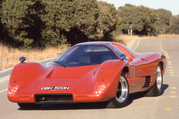 Nhiều người mê xe nghĩ rằng câu chuyện của tất cả những mẫu McLaren thể thao hợp pháp đi trên đường công cộng đều bắt đầu với mẫu F1 dũng mãnh. Tuy nhiên, hơn 2 thập kỷ trước khi kiệt tác của nhà thiết kế Gordon Murray được đưa vào sản xuất, một “quái thú” phong cách xe đua, sử dụng động cơ đặt giữa khác đã xuất hiện trên đường phố, và nó thực tế là chiếc xe lái hàng ngày của Bruce McLaren.