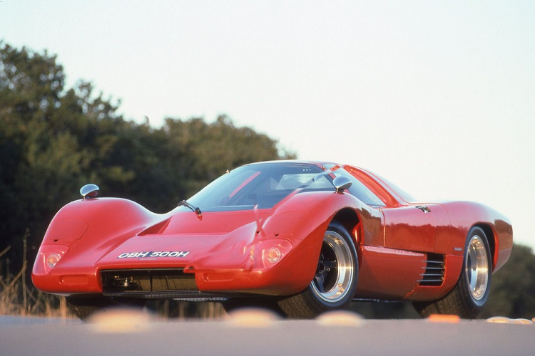 Sinh ra ở New Zealand vào ngày 30/8/1937, McLaren bắt đầu đua xe khi mới 14 tuổi, sử dụng chiếc Austin 7 Ulster mà ông phục chế cùng với cha mình, Les. Trong những năm sau đó, ông ấy đã trở thành một trong những tay đua trẻ triển vọng nhất thế giới, và ở tuổi 22, ông không chỉ đua ở Công thức 1 mà còn trở thành người chiến thắng Grand Prix trẻ nhất trong lịch sử bộ môn này.