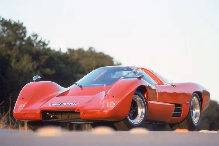 Sinh ra ở New Zealand vào ngày 30/8/1937, McLaren bắt đầu đua xe khi mới 14 tuổi, sử dụng chiếc Austin 7 Ulster mà ông phục chế cùng với cha mình, Les. Trong những năm sau đó, ông ấy đã trở thành một trong những tay đua trẻ triển vọng nhất thế giới, và ở tuổi 22, ông không chỉ đua ở Công thức 1 mà còn trở thành người chiến thắng Grand Prix trẻ nhất trong lịch sử bộ môn này.