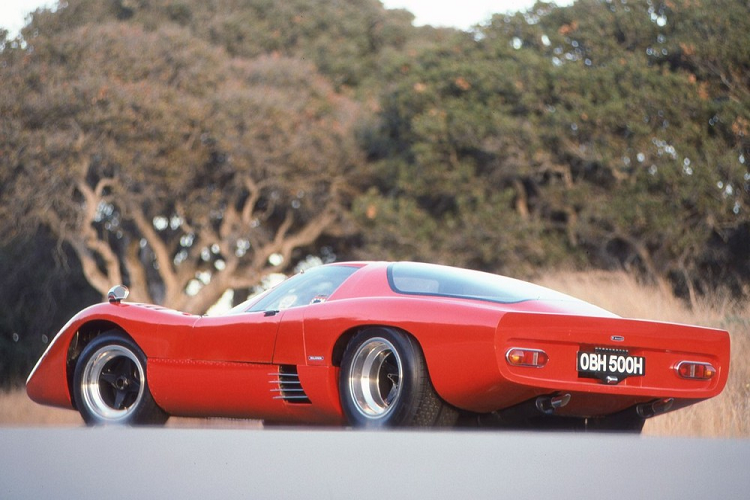 Theo đà thành công đó, đội đua McLaren quyết định đưa tài năng của họ ra đấu trường quốc tế bằng cách đưa phiên bản buồng lái đóng kín của chiếc xe đua màu cam đến World Championship of Makes (WCM) một năm sau đó. Tuy nhiên, để có thể đăng ký chiếc M6A cho giải đua này, họ phải tuân thủ các quy tắc mới được đưa ra, trong đó yêu cầu các nhà sản xuất phải sản xuất tối thiểu 50 chiếc phiên bản hợp pháp đi đường phố.