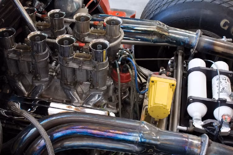 Được chế tạo xung quanh khung gầm liền thân bằng nhôm sáng tạo của M6A, chiếc siêu xe MacLaren M6GT có rất ít điểm chung với những chiếc xe gắn biển số thông thường ở thời đại đó. Nó được trang bị thân xe bằng sợi thủy tinh, có cửa mở kiểu cánh bướm, và đèn pha bật lên vận hành bằng tay. Buồng lái có bố trí hai chiếc ghế bọc da, nhưng không gian thực tế là khá chật cho cả hai người cùng ngồi đồng lúc.