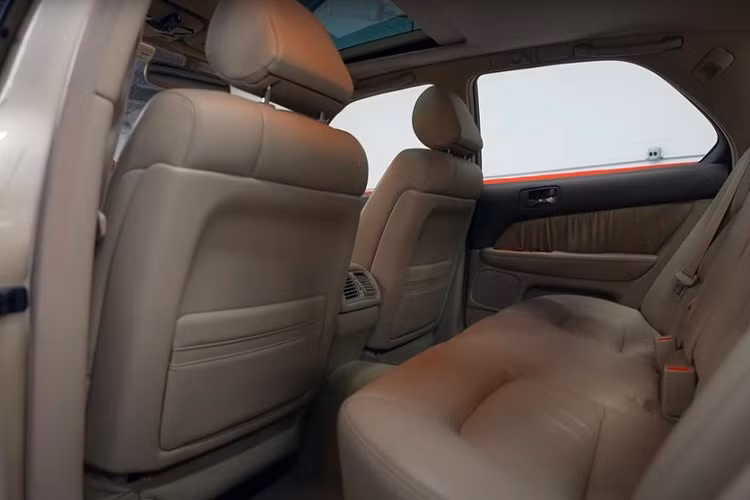 "Trái tim" của chiếc Lexus LS400 đời 1999 này là khối động cơ xăng V8, dung tích 4.0L, sản sinh công suất tối đa 209 mã lực và mô-men xoắn cực đại 407 Nm. Động cơ kết hợp với hộp số tự động mượt mà và hệ dẫn động cầu sau.