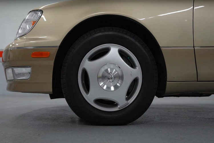 Chiếc Lexus LS400 này có số công-tơ-mét lên đến 141.764 dặm (khoảng 226.822 km) và đã 23 năm tuổi. Ấy thế nhưng, chiếc sedan hạng sang cỡ lớn này vẫn bóng bẩy như mới bước ra khỏi showroom. Đoạn video quay cận cảnh cho thấy ngoại thất màu vàng cát sang trọng của chiếc Lexus LS400 vẫn gần như hoàn hảo. Ngay cả khi biển số được tháo ra, phần sơn bên dưới cũng trong tình trạng tương tự, không hề bị trầy xước.