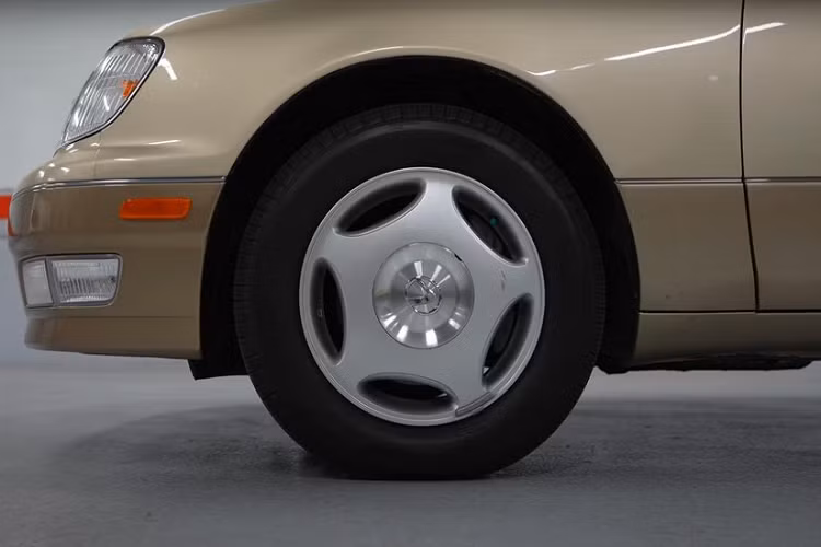 Chiếc Lexus LS400 này có số công-tơ-mét lên đến 141.764 dặm (khoảng 226.822 km) và đã 23 năm tuổi. Ấy thế nhưng, chiếc sedan hạng sang cỡ lớn này vẫn bóng bẩy như mới bước ra khỏi showroom. Đoạn video quay cận cảnh cho thấy ngoại thất màu vàng cát sang trọng của chiếc Lexus LS400 vẫn gần như hoàn hảo. Ngay cả khi biển số được tháo ra, phần sơn bên dưới cũng trong tình trạng tương tự, không hề bị trầy xước.