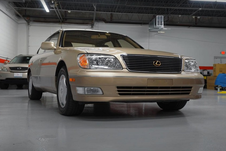 Theo đoạn video, chiếc Lexus LS400 này đã từng có thời gian dài ở Iowa và Illinois - hai bang vốn có thời tiết khá khắc nghiệt của nước Mỹ. Điều này phần nào cho thấy chủ nhân của chiếc Lexus LS400 rất yêu xe và giữ gìn xế cưng hết sức cẩn thận.