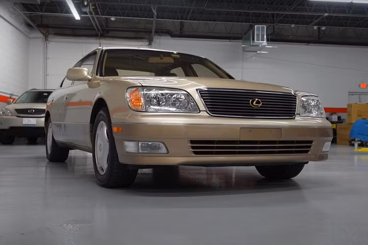 Theo đoạn video, chiếc Lexus LS400 này đã từng có thời gian dài ở Iowa và Illinois - hai bang vốn có thời tiết khá khắc nghiệt của nước Mỹ. Điều này phần nào cho thấy chủ nhân của chiếc Lexus LS400 rất yêu xe và giữ gìn xế cưng hết sức cẩn thận.
