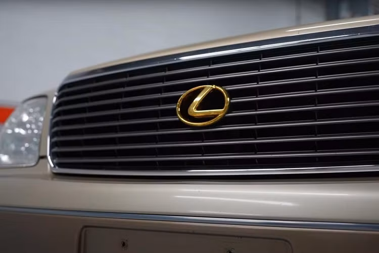 Tiếp đến là vỏ đèn pha và đèn hậu trong suốt như vừa được thay mới của chiếc xe sang Nhật Bản. Bên cạnh đó là vành la-zăng không bị xước hay thủng, khoang động cơ siêu sạch và logo màu vàng của Lexus bóng sáng. Chỉ có phần gầm xe là cho thấy dấu vết thời gian trên chiếc ô tô hạng sang này khi một số bộ phận của hệ thống treo và hệ thống xả bị gỉ.