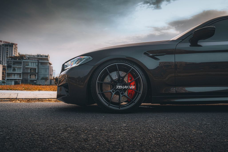 Điểm nâng cấp có thể nói là “đắt giá” nhất trên chiếc BMW 530i G30 này chính là bộ phuộc KW V3 Kèm theo bộ nâng hạ thủy lực 2 bánh trước của KW dành cho bộ phuộc V3.