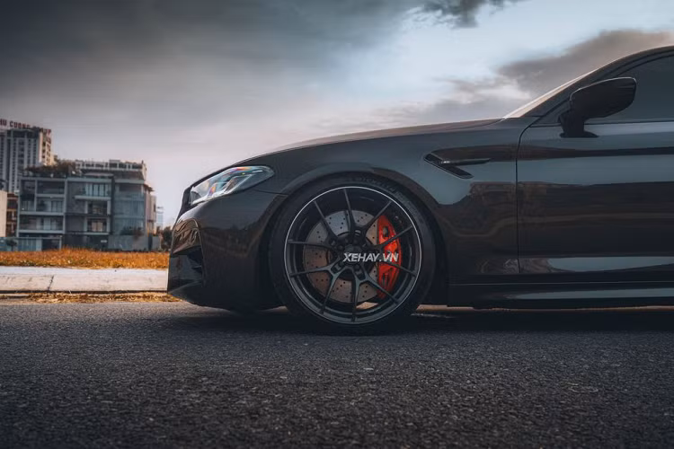 Điểm nâng cấp có thể nói là “đắt giá” nhất trên chiếc BMW 530i G30 này chính là bộ phuộc KW V3 Kèm theo bộ nâng hạ thủy lực 2 bánh trước của KW dành cho bộ phuộc V3.