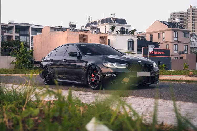 Qua hình ảnh có thể thấy, bộ bodykit được hoàn thiện với độ chính xác cao cho thấy sự liền lạc khi lắp trên BMW 530i G30 độ M5 F90 LCI.