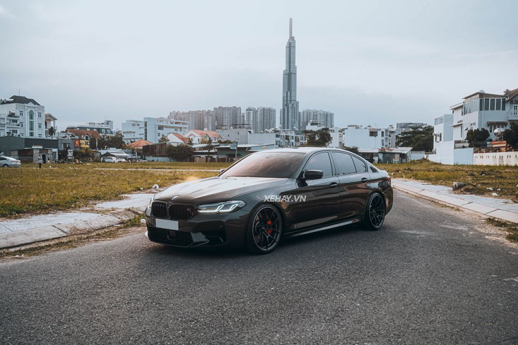 Ngoài ra, nhiều chi tiết trên xe còn được làm từ chất liệu carbon nhằm tối ưu tính khí động học như ốp gương ngoại thất M5 hay cánh gió đuôi.