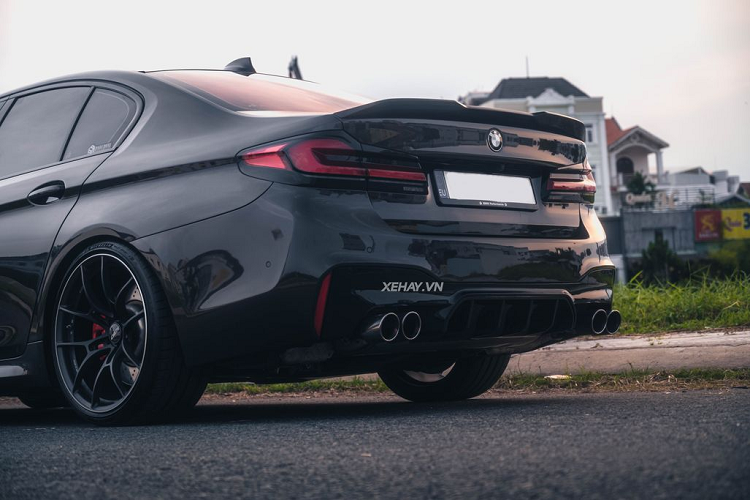 Không chỉ có ngoại thất, khoang cabin của BMW 530i G30 cũng được độ lại toàn bộ nội thất của phiên bản M5 F90 LCI, bao gồm: vô lăng, đồng hồ, cần số và ghế ngồi.