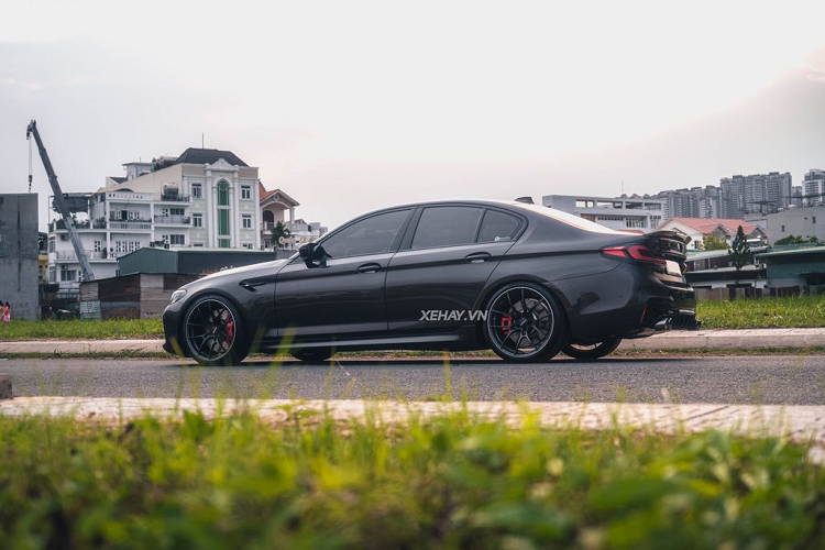 Chưa hết, BMW 530i G30 tại Sài Gòn này còn được chủ nhân nâng cấp “dàn chân” với bộ mâm kích thước 20 inch đến từ thương hiệu Rays. Nhằm tăng thêm độ an toàn và cứng cáp hơn cho “dàn chân”, chiếc xe thể thao được trang bị bộ phanh hiệu năng cao M.