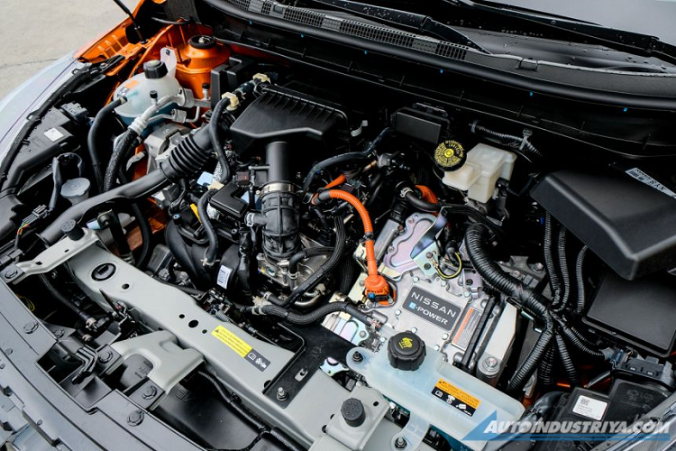 Thêm vào đó là đèn chờ dẫn đường, gương chiếu hậu gập điện/chỉnh điện/tích hợp đèn báo rẽ, vành hợp kim 17 inch và lốp 205/55 R17.