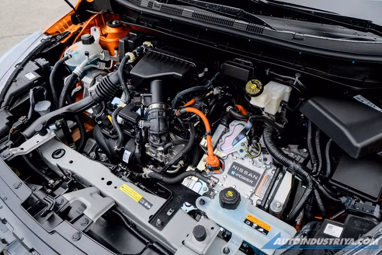 Thêm vào đó là đèn chờ dẫn đường, gương chiếu hậu gập điện/chỉnh điện/tích hợp đèn báo rẽ, vành hợp kim 17 inch và lốp 205/55 R17.