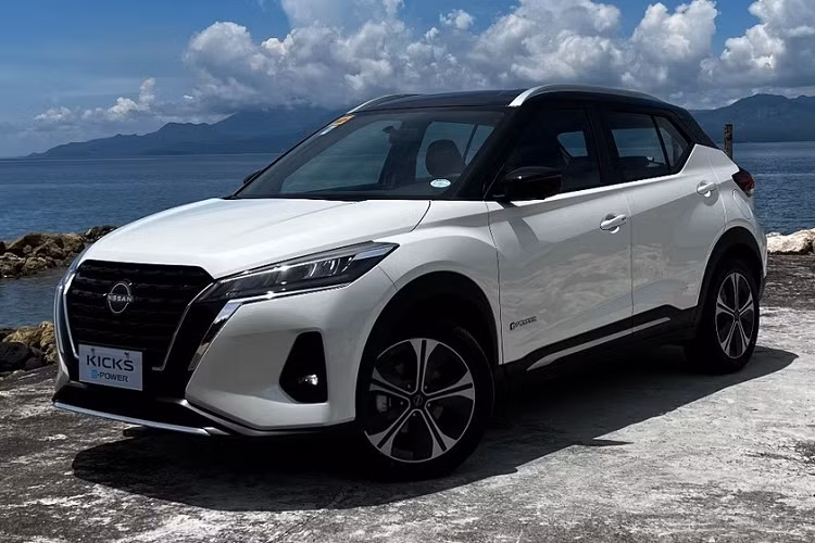 Trong vài tháng qua, lịch ra mắt thị trường Việt Nam của mẫu SUV hạng B này liên tục bị lùi lại. Trong khi đó, những thị trường như Philippines và Indonesia đều đã đón nhận mẫu xe này. Vào hồi tháng 7 năm nay, Nissan Kicks 2023 cũng đã bị bắt gặp khi được vận chuyển trên đường phố Việt Nam. Tuy nhiên, theo nhân viên tư vấn bán hàng, đến tháng 9 tới đây, Nissan Kicks 2023 dự kiến mới bắt đầu về đại lý.
