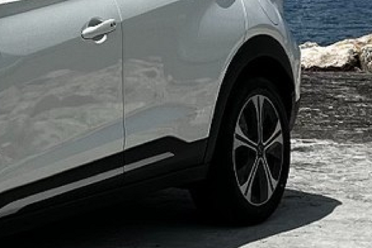 Ngoài khả năng tiết kiệm xăng, Nissan Kicks 2023 còn được trang bị khá ổn với hệ thống đèn LED từ trước ra sau, bao gồm đèn pha, đèn báo rẽ tuần tự, dải đèn định vị ban ngày, đèn sương mù, đèn hậu và đèn phanh.