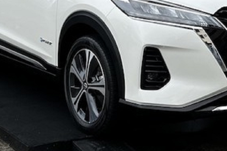 Ngoài ra, mẫu SUV hạng B này còn được bổ sung cụm pin 2,06 kWh mới thay vì loại 1,57 kWh cũ. Theo hãng Nissan, xe chỉ tiêu thụ lượng xăng 26,3 km/lít (khoảng 3,8 lít/100 km) trong nội thành. Trong khi đó, lượng xăng tiêu thụ trên đường hỗn hợp của mẫu xe dẫn động cầu trước này là 23,8 km/lít (4,2 lít/100 km).