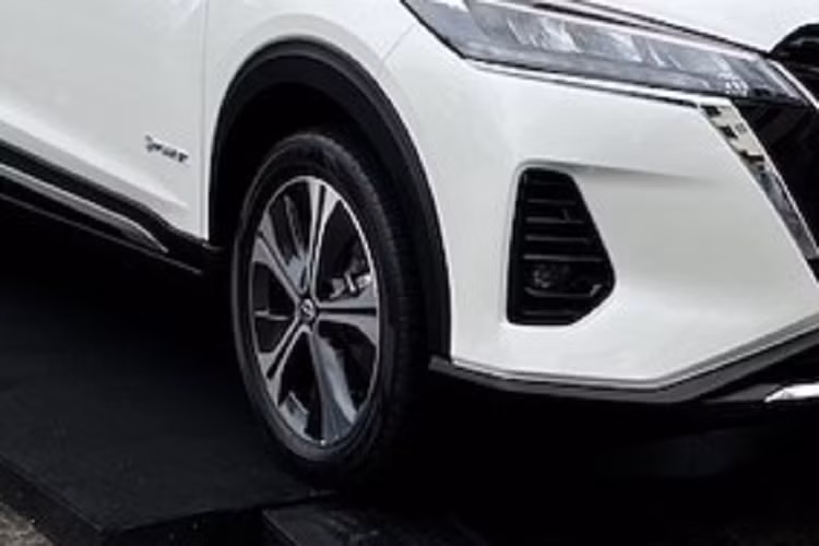 Ngoài ra, mẫu SUV hạng B này còn được bổ sung cụm pin 2,06 kWh mới thay vì loại 1,57 kWh cũ. Theo hãng Nissan, xe chỉ tiêu thụ lượng xăng 26,3 km/lít (khoảng 3,8 lít/100 km) trong nội thành. Trong khi đó, lượng xăng tiêu thụ trên đường hỗn hợp của mẫu xe dẫn động cầu trước này là 23,8 km/lít (4,2 lít/100 km).