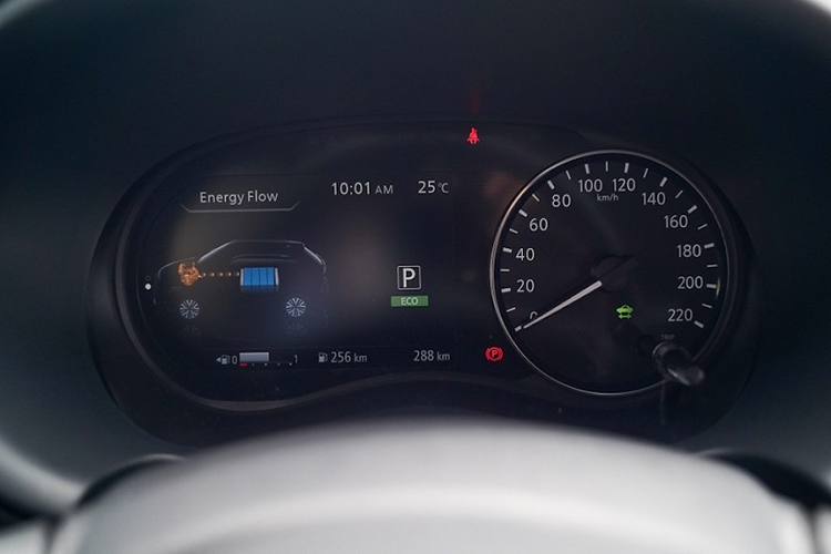 Như thông tin đã đưa, Nissan Kicks 2023 tại Việt Nam chính là xe ra mắt ở thị trường Thái Lan vào hồi tháng 7 năm nay. Điểm nhấn của mẫu SUV hạng B này chính là hệ truyền động hybrid tiết kiệm xăng mang tên e-Power. Như vậy, đây sẽ là mẫu xe hybrid thứ 2 trong phân khúc SUV hạng B tại Việt Nam, sau Toyota Corolla Cross.