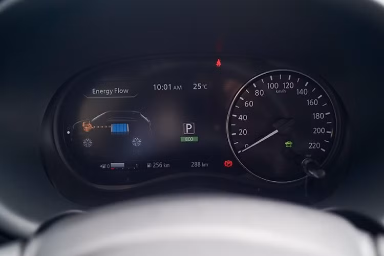 Như thông tin đã đưa, Nissan Kicks 2023 tại Việt Nam chính là xe ra mắt ở thị trường Thái Lan vào hồi tháng 7 năm nay. Điểm nhấn của mẫu SUV hạng B này chính là hệ truyền động hybrid tiết kiệm xăng mang tên e-Power. Như vậy, đây sẽ là mẫu xe hybrid thứ 2 trong phân khúc SUV hạng B tại Việt Nam, sau Toyota Corolla Cross.