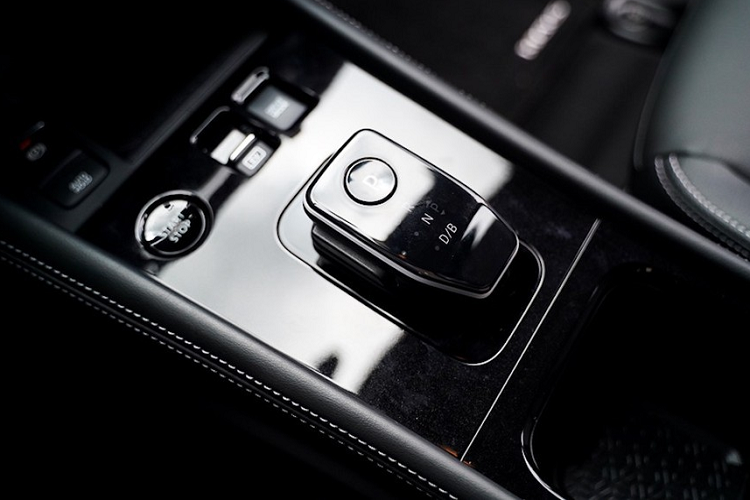 Hệ truyền động e-Power của Nissan Kicks 2022 vẫn bao gồm động cơ xăng 3 xi-lanh, dung tích 1.2L, đóng vai trò làm máy phát điện để sạc pin cho xe. Nhiệm vụ truyền động cho xe thuộc về mô-tơ điện có công suất tối đa 136 mã lực và mô-men xoắn cực đại 280 Nm. So với phiên bản cũ, mô-tơ điện này mạnh hơn 7 mã lực và 20 Nm. 