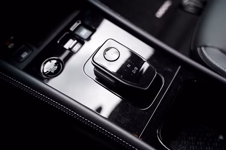 Hệ truyền động e-Power của Nissan Kicks 2022 vẫn bao gồm động cơ xăng 3 xi-lanh, dung tích 1.2L, đóng vai trò làm máy phát điện để sạc pin cho xe. Nhiệm vụ truyền động cho xe thuộc về mô-tơ điện có công suất tối đa 136 mã lực và mô-men xoắn cực đại 280 Nm. So với phiên bản cũ, mô-tơ điện này mạnh hơn 7 mã lực và 20 Nm. 