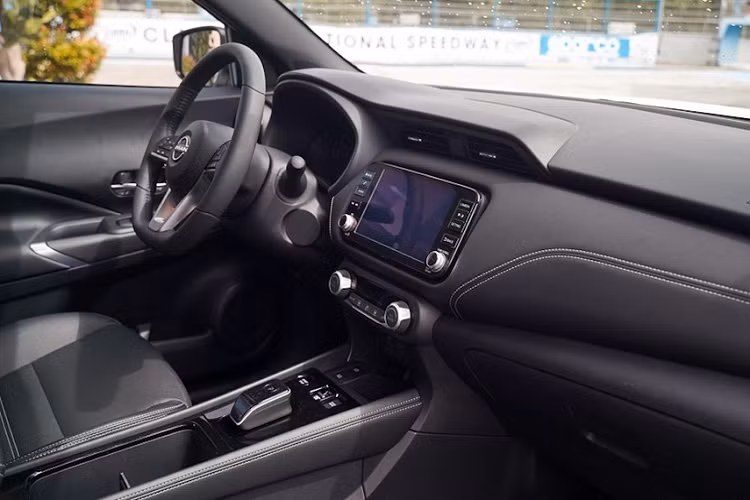 Nếu giá bán này đúng thì Nissan Kicks 2023 tại Việt Nam sẽ đắt hơn một số đối thủ trong cùng phân khúc SUV hạng B như Kia Seltos (639 - 759 triệu đồng), Hyundai Creta (620 - 730 triệu đồng) hay MG ZS (519 - 619 triệu đồng). Nissan Kicks 2023 chỉ rẻ hơn Honda HR-V (826 - 871 triệu đồng) và Toyota Corolla Cross (730 - 920 triệu đồng).