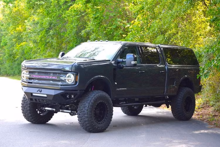 MegaRexx là một hãng độ danh tiếng có trụ sở tại Bắc Carolina (Mỹ). Sau khi ra mắt MegaRaptor dựa trên Super-Duty vào mùa hè năm ngoái, mới đây hãng độ này đã trình làng tác phẩm mới nhất của mình mang tên Ford F-250 MegaBronc 2022 mới.