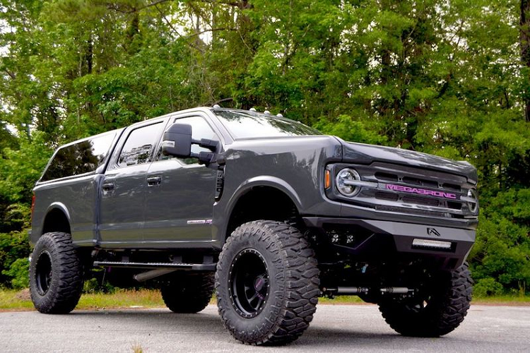 Hãng này đã sử dụng lốp xe địa hình có kích cỡ lên tới 40 inch. Bộ vi sai trước và sau cũng được điều chỉnh lại hỗ trợ duy trì sự ổn định cho xe khi vào khúc cua, đồng thời cải thiện hệ thống treo để đem lại khả năng off-road ấn tượng hơn.