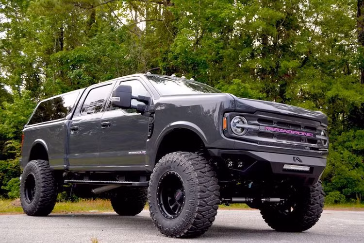 Hãng này đã sử dụng lốp xe địa hình có kích cỡ lên tới 40 inch. Bộ vi sai trước và sau cũng được điều chỉnh lại hỗ trợ duy trì sự ổn định cho xe khi vào khúc cua, đồng thời cải thiện hệ thống treo để đem lại khả năng off-road ấn tượng hơn.