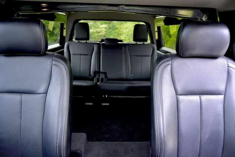 Để nâng cấp F-250, MegaRexx đã chế tác bộ body làm từ sợi thủy tinh để khiến phần đầu xe vuông vắn, mạnh mẽ hơn. Thùng bán tải được sử dụng để lắp hàng ghế thứ ba. Phần thân thùng xe được gia cố thêm khung kim loại có thể tháo rời.