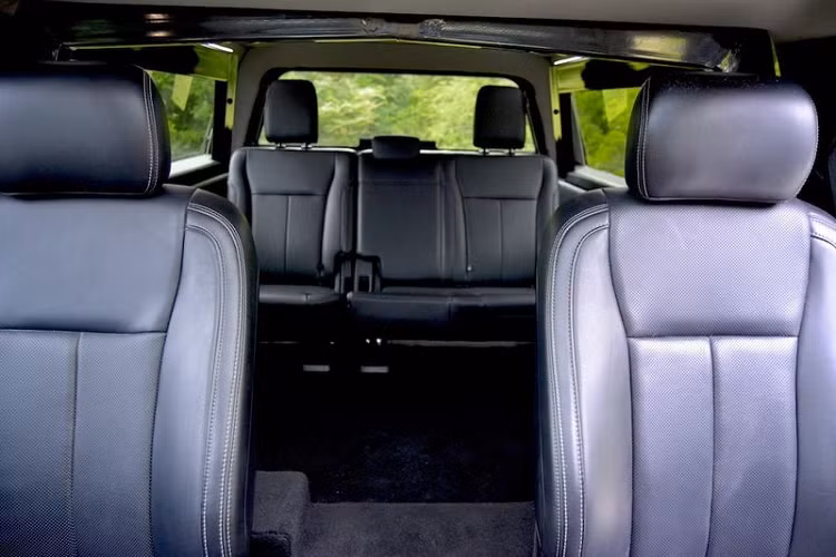 Để nâng cấp F-250, MegaRexx đã chế tác bộ body làm từ sợi thủy tinh để khiến phần đầu xe vuông vắn, mạnh mẽ hơn. Thùng bán tải được sử dụng để lắp hàng ghế thứ ba. Phần thân thùng xe được gia cố thêm khung kim loại có thể tháo rời.