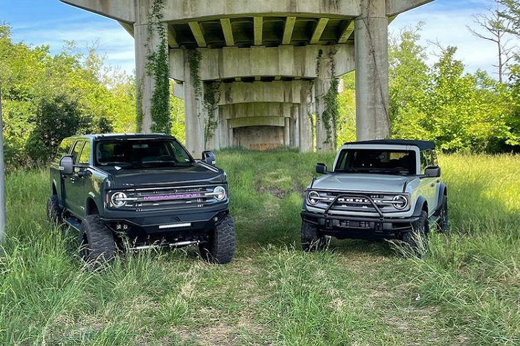 Như vậy MegaBronc có sức mạnh được nâng cấp khá nhiều so với nguyên bản Ford F-250. MegaRexx giải thích rằng họ đã thực hiện rất nhiều sửa đổi về hệ thống truyền động và khung gầm để duy trì sự ổn định trên đường và cải thiện khả năng vượt địa hình.