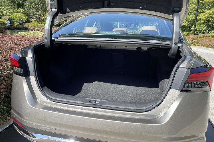 Vì là phiên bản nâng cấp giữa vòng đời nên Nissan Teana 2023 không thay đổi nhiều ở thiết kế sườn xe, trừ vành la-zăng. Trong khi đó, ở phía sau, mẫu sedan hạng D này có thêm tạo hình mới bên trong cụm đèn hậu LED nên trông thời trang hơn.