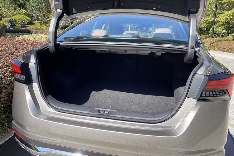 Vì là phiên bản nâng cấp giữa vòng đời nên Nissan Teana 2023 không thay đổi nhiều ở thiết kế sườn xe, trừ vành la-zăng. Trong khi đó, ở phía sau, mẫu sedan hạng D này có thêm tạo hình mới bên trong cụm đèn hậu LED nên trông thời trang hơn.